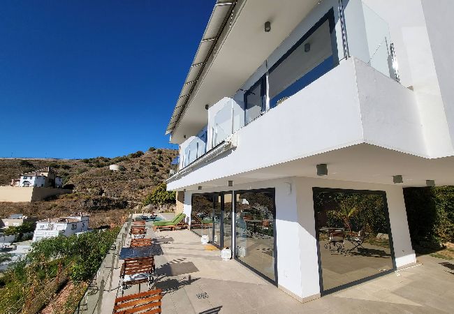 Villa en Torrox - Villa con piscina y vistas al mar - TakeCareMalaga Villa en Torrox - Villa con piscina y vistas al mar - TakeCareMalaga