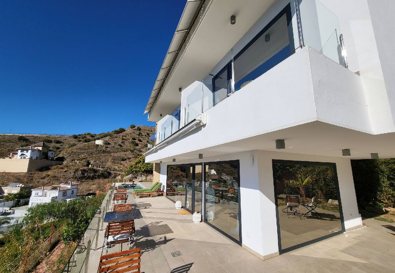 Villa en Torrox - Villa con piscina y vistas al mar - TakeCareMalaga Villa en Torrox - Villa con piscina y vistas al mar - TakeCareMalaga