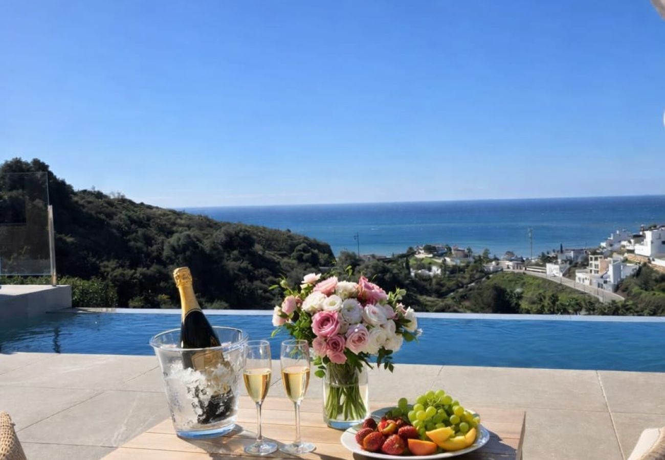 Villa en Torrox - Villa con piscina y vistas al mar - TakeCareMalaga