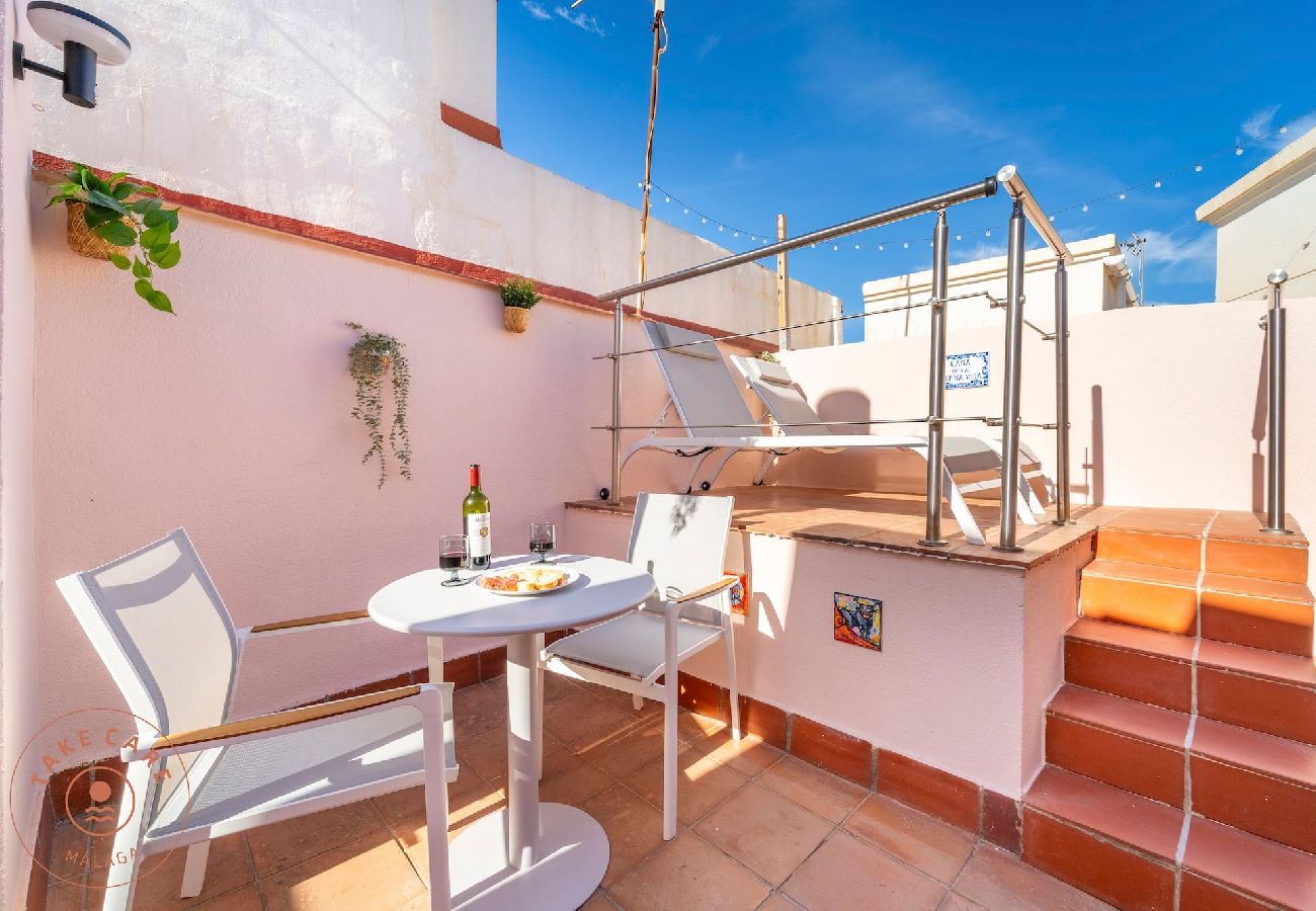 Estudio en Málaga - Estudio Toro en Málaga con terraza en azotea - TakeCareMalaga Estudio en Málaga - Estudio Toro en Málaga con terraza en azotea - TakeCareMalaga