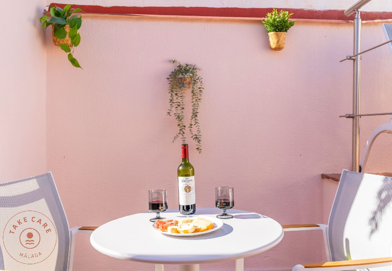 Estudio en Málaga - Estudio Toro en Málaga con terraza en azotea - TakeCareMalaga Estudio en Málaga - Estudio Toro en Málaga con terraza en azotea - TakeCareMalaga